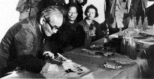 　1979年中秋，关良在北京颐和园作画