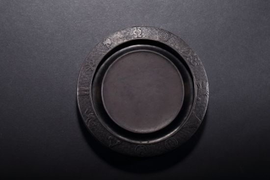 　　清代乾隆内府造圆形赏砚