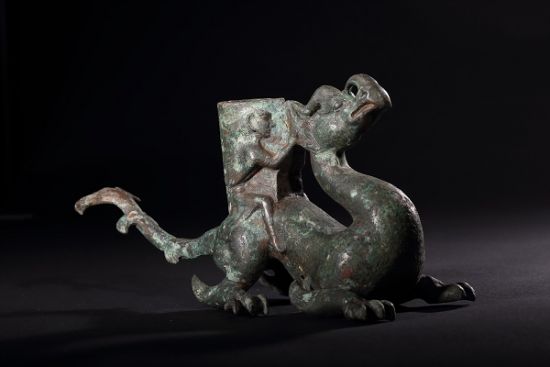 　　汉代青铜羽人跨凤鸟形器座