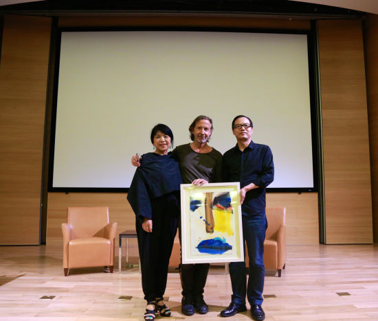 王春辰代表中央美术学院接受卡斯特利捐赠的《自画像》