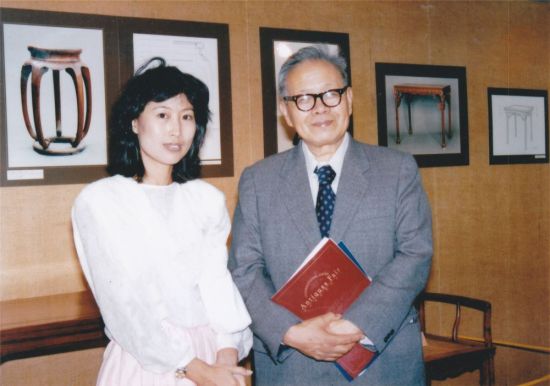 王世襄与伍嘉恩摄于香港三联书店明式家具展览开幕式 1985年9月