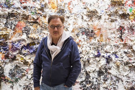 周英华　　京剧艺术表演大师周信芳之子。Mr.Chow高级中餐厅创办人，收藏有家具、古董、绘画、自我肖像收藏系列等。