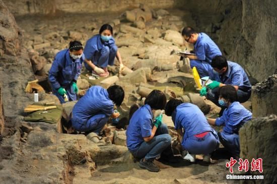 4月30日，秦始皇帝陵二号兵马俑坑第二次发掘启动。为了进一步了解二号兵马俑坑的埋藏内涵，在1994年开始的二号坑兵马俑第一阶段考古发掘的基础上，秦始皇帝陵博物院启动秦始皇帝陵二号兵马俑坑新的发掘，计划发掘面积200平方米。在此前的发掘中，二号坑发现了保存较为完好的8件彩绘陶俑，其中有非常罕见的绿面俑。张远 摄