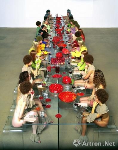 丹尼尔·史波利(Daniel Spoerri)与他的Labaktisch(2011)，以及瓦妮莎·比克罗夫特(Vanessa Beecroft)2003年在意大利的里沃利的行为VB52.02.。