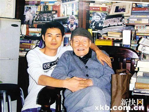 ■范白与李育中(右) 李育中(1911年～2013年) 祖籍广东新会。著名文学家、翻译家、教育家,华南师范大学文学院原资深教授,是中国大陆最早译介海明威、卡夫卡、马雅可夫斯基、萨特、毕加索等名家作品的学者之一。