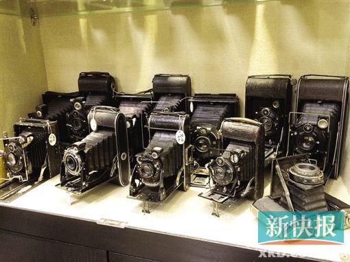 聂来阳收藏的相机放在防潮箱里。