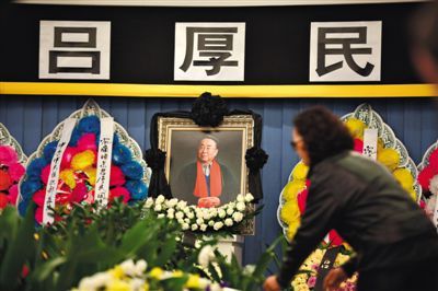 15日，吕厚民遗体告别仪式上，前来吊唁的群众向吕厚民敬献菊花。新京报记者 侯少卿 摄