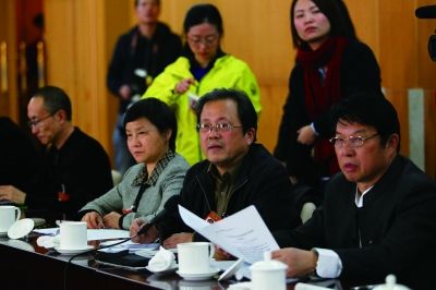 全国政协文化艺术界委员进行分组讨论。     本报记者 卢旭 摄