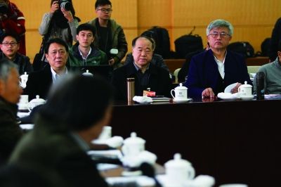 全国政协文化艺术界委员进行分组讨论。     本报记者 卢旭 摄