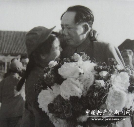 1952年5月，毛主席接见志愿军文艺工作者。当时，毛岸英在朝鲜战场牺牲不久，毛主席心里很悲痛，这是毛主席很少有的悲伤的镜头。 