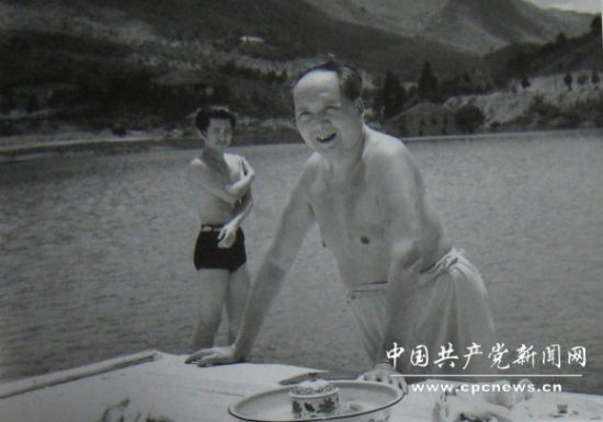 1961年，毛主席在庐山游泳时的照片。