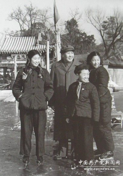 1953年，吕厚民为毛主席和李敏、李纳、毛远新在溜冰场上拍摄的一张照片。