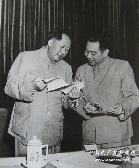 　　1961年，吕厚民与毛主席在庐山合影