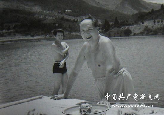 　　1961年，毛主席在庐山游泳时的照片