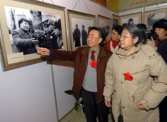 　2004年12月24日，纪念毛泽东诞辰111周年吕厚民摄影展在京开幕，著名摄影家吕厚民陪同毛泽东的女儿李敏(右一)观看展览