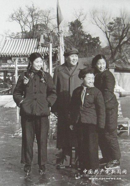 　　1953年，毛主席和李敏、李纳、毛远新在溜冰场上拍摄的一张照片