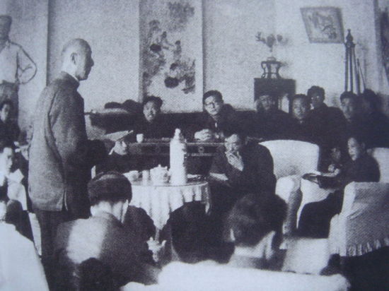 1962年张伯驹在吉林省博物院学术年会上作首场学术报告时情景
