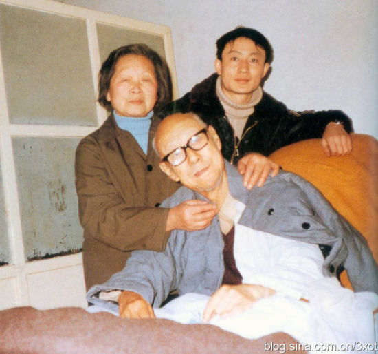 　　(1982年2月25日，恰逢张伯驹85岁寿辰，张大千的孙子张晓鹰前来探望，潘素抱起张伯驹，拍下了最后一张合影，第二天，张伯驹病逝。)