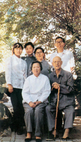 1981年，张伯驹、潘素与女儿一家合影