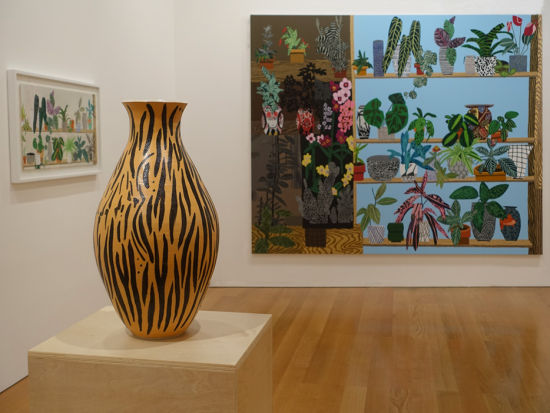 (图：植物，尤其是室内的盆栽植物，是乔纳斯· 伍德这些架上作品最重要的主题之一，另一个几乎同样重要的主题，则是装这些植物的瓶瓶罐罐—这些器皿不仅仅出现在画面上，许多也实实在在地摆放在画廊空间里，因为它们正是由伍德的妻子、陶艺家 Shio Kusaka 制作的釉彩陶瓷作品)