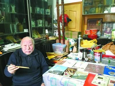 蓝翔老人在筷箸博物馆里展示他的藏品。　吴桐　摄