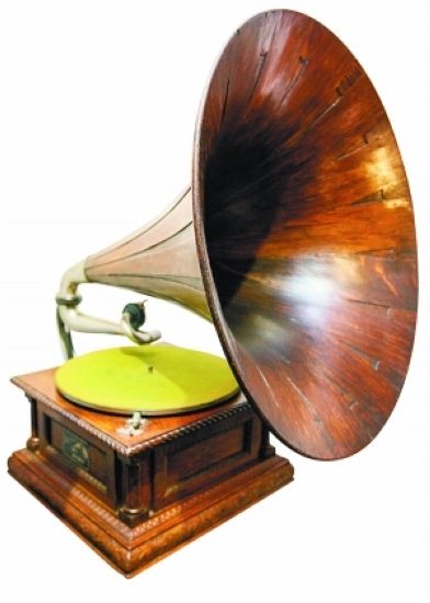 何文收藏的古董留声机