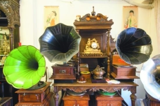 何文收藏的古董留声机、西洋钟、家具等