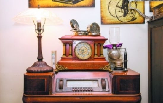 何文收藏的古董台灯、西洋钟、收音机等