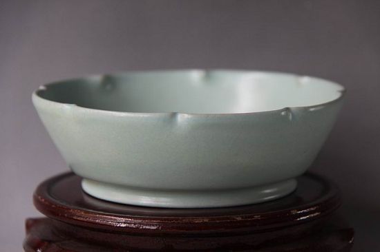 天青釉葵口笔洗