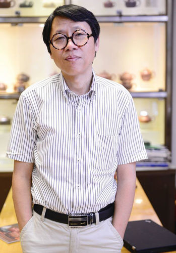 图：张明强和紫砂壶打了一辈子交道”本报记者郑雷摄