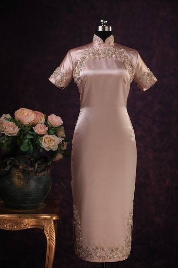 浅粉色真丝镶珠花旗袍，原属张乐怡(局部)