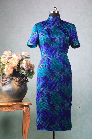 蓝绿真丝提花几何暗纹旗袍，原属赵四小姐