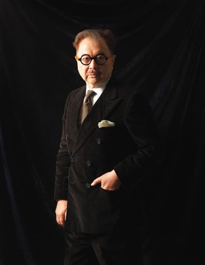 周英华 1938年出生于中国上海，曾经于伦敦中央圣马丁艺术学院学习建筑与艺术。在20世纪60年代末期于伦敦骑士桥地区开设MR CHOW餐厅之前，在绘画领域有过短暂的创作生涯。在其好友杰弗瑞·戴齐的鼓励下，周英华时隔近