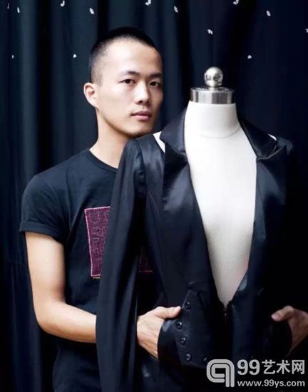 作者：叶谦，中国独立时装品牌YE'S设计师，创立了(yestudio)叶谦工作室。蔡国强的老乡，会面当天即连夜手绘了这幅《泉州一暗螟》。
