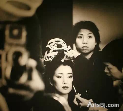 发哥习惯在自己熟悉的地方拍摄，拍摄完后冲洗出来的照片会送给照片上的人。他曾拍摄过一张巩俐在片场化妆的照片，这张照片以318万元被拍卖。