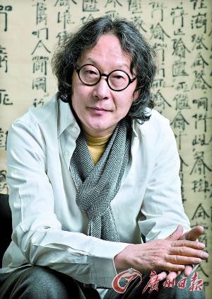 徐冰，1955年生于中国重庆，1977年考入中央美术学院版画系，1981年毕业留校任教，1990年移居美国纽约，2007年回国，现工作、生活于北京和纽约。徐冰1999年获得美国最重要的个人成就奖——麦克阿瑟“天才奖”；2006年