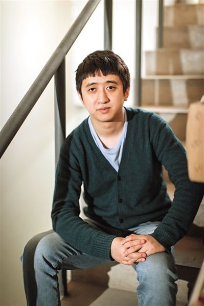 郝量 1983年出生于成都，2009年毕业于四川美院中国画系，硕士。作为80后艺术家，郝量的创作并不明显带有这个年代的印记，反而因其作品的形式及母题而显得“古旧”。