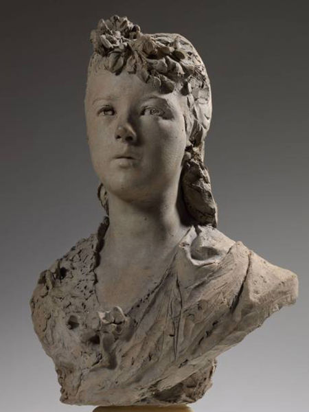《戴花帽的年轻女人》可算是罗丹对早期实践的“毕业作品”，他在职业雕塑家工作室工作，掌握了符合那个年代中产阶级口味的细节艺术处理方式