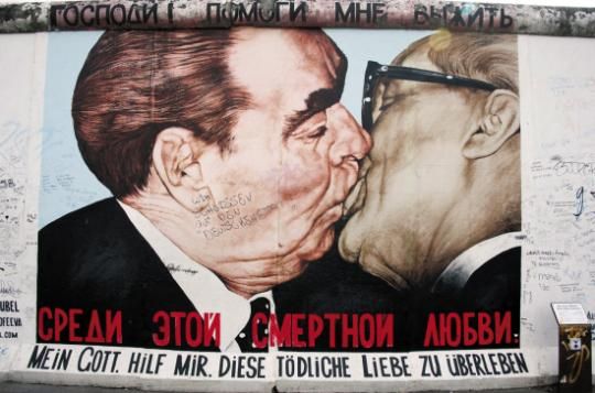 柏林墙最著名的涂鸦《兄弟之吻》