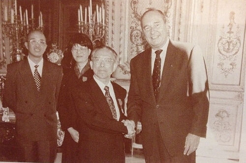 1998年9月，法国总统希拉克在爱丽舍宫亲切接见以马承源为团长的上海博物馆代表团。