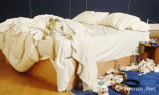 　　《我的床》 翠西·艾敏 1998年