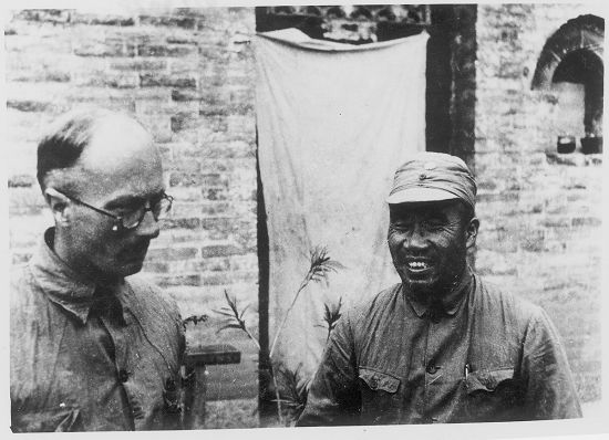 1939年9月底，太行山朱德司令部门前，朱德同林迈克（左）交谈