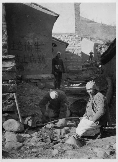 晋察冀边区民兵在村口埋地雷，1943年 林迈可作品