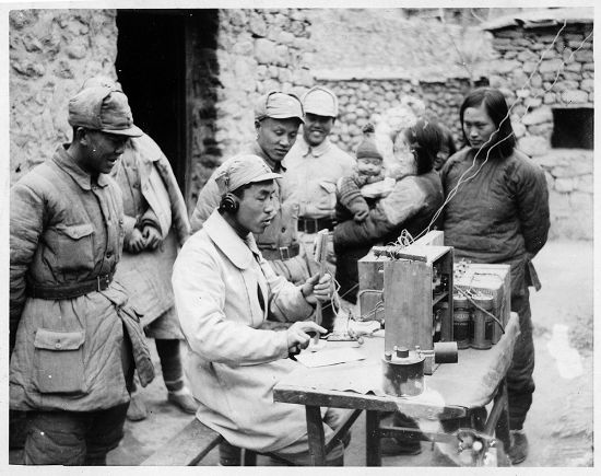 林迈可夫人李效黎（右一）和冀中无线电技术人员在冀中军区电台，1943年 林迈可作品