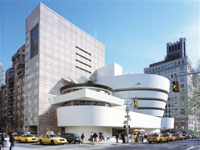 美国古根海姆博物馆最初由赖特进行设计，他用单纯的曲线组成封闭的结构，为博物馆设施安排、展览展示和艺术的审视与思考提供了一种新的可能性。