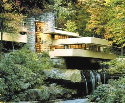 流水别墅是赖特为卡夫曼家族设计的别墅，在瀑布之上，悬空的楼板锚固在后面的自然山石中。