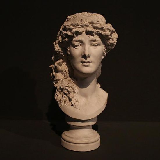 罗丹1865-1870年期间创作的陶土作品《头戴花饰的年轻女子》
