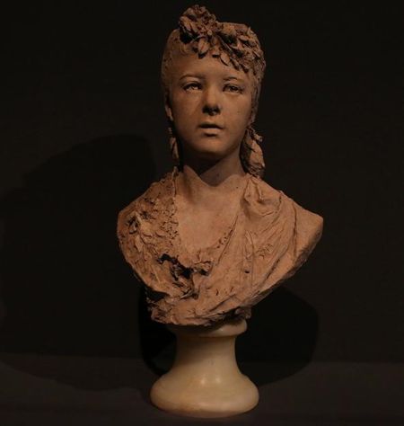 罗丹1864-1900年期间创作的石膏着色作品《酒神女祭司》