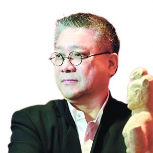 季崇建 　　上海崇源拍卖公司总经理，中国国家博物馆研究员，专业领域为青铜器和佛教雕塑。