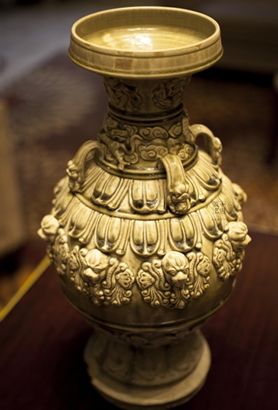 北齐相州窑的青釉龙纹飞天仰覆莲花尊